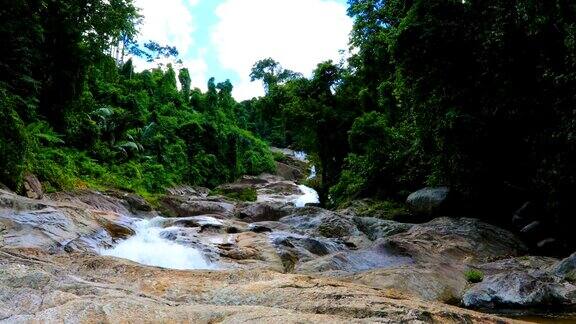 风景优美的自然瀑布在泰国野生丛林森林环境中4K