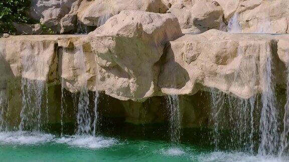 酒店人工瀑布响亮的温水瀑布小瀑布水慢慢地从岩石流到底部
