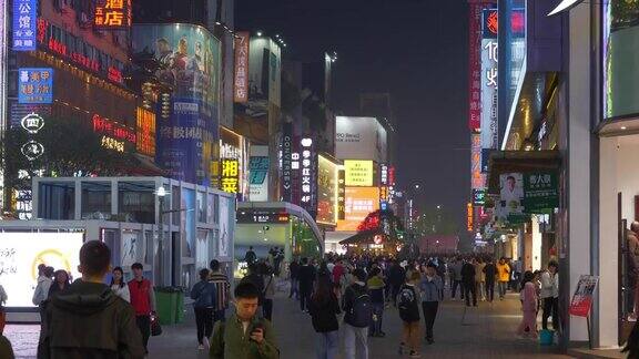 夜景时间照亮长沙市中心著名的步行街慢镜头全景4k中国