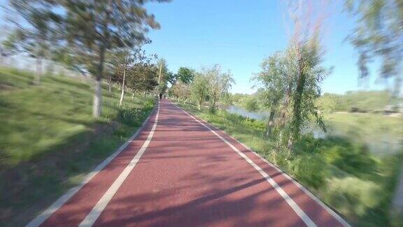 河边有一条骑自行车的小路