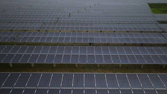 太阳能发电厂的立交桥产生环保电力