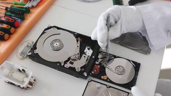 工程师修理坏掉的电脑硬盘