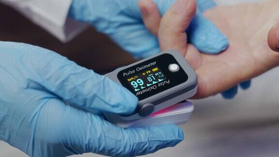 家中或诊所的脉搏血氧仪可显示血氧饱和度和心率