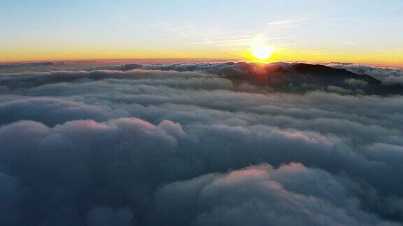 日出时山上有厚厚的一层白云