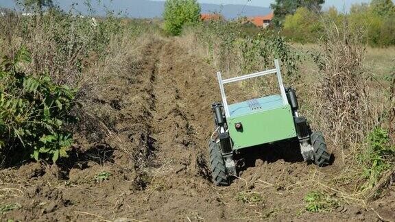 农业机器人行驶在农田周围