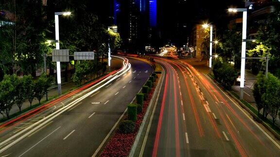夜晚城市街道被车辆照亮