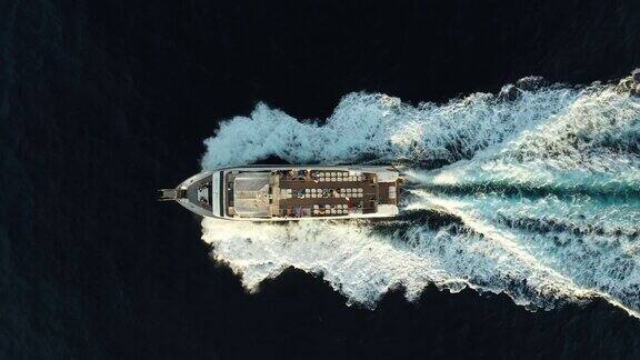 无人机拍摄到伊比沙岛海岸附近的一艘船