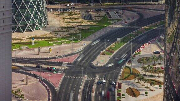 阳光明媚的一天多哈城市屋顶市中心交通街道全景4k时间流逝卡塔尔