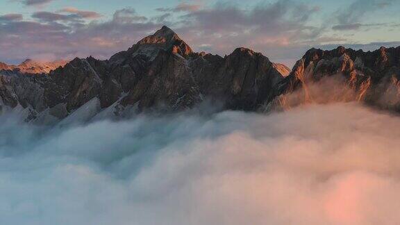 日出时四川西部的群山被云层包围