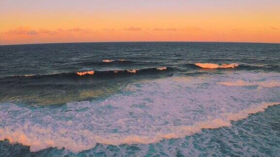 在美丽的日落时分强大的海浪拍打着海岸