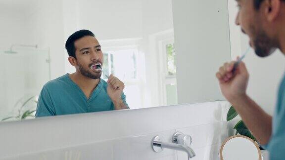 牙科浴室镜子和男人刷牙用牙刷牙膏和家庭早晨治疗反射牙釉质护理程序和清洁口腔的人为口腔光泽卫生或健康