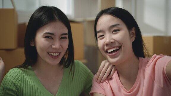 快乐的亚洲年轻女性看着镜头说话