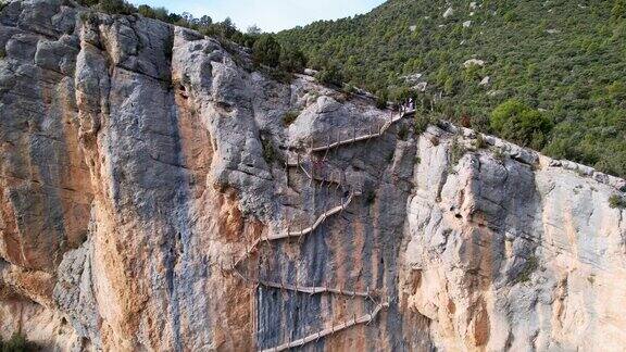 在西班牙比利牛斯山脉加泰罗尼亚的CongostdeMontrebei峡谷徒步旅行路线上从岩石悬崖上的木制楼梯从底部到顶部的全景令人印象深刻4k的视频