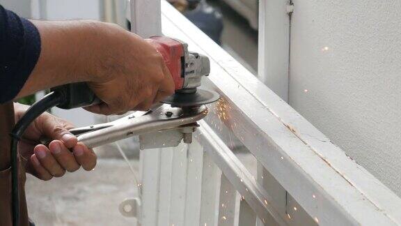 钢技术员锯钢在篱笆上维修和维护房屋超高清格式