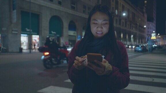 东南亚女子在米兰使用手机应用程序寻找众包出租车