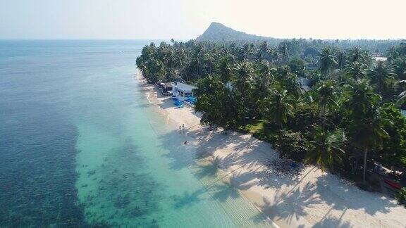 无人机在泰国苏梅岛美丽的海滩上空飞行