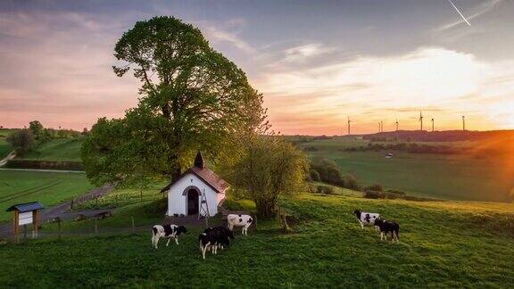 空中拍摄的日落时的德国乡村景观