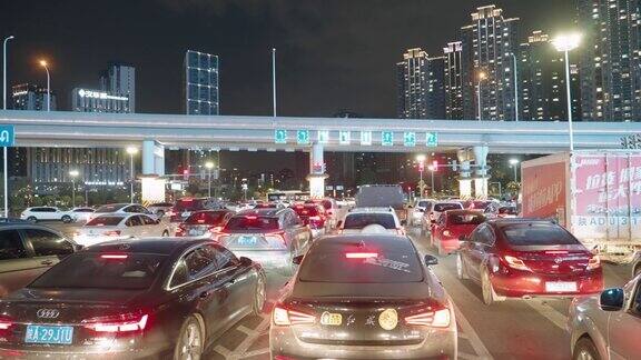 夜间在城市道路上行驶的汽车