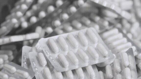 4K震动胶囊水泡的特写慢动作药物成分医药产品颗粒胶囊带水泡包的药片医疗保健和制药行业