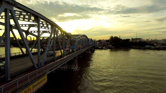 金天清晨钢桥和交通拥堵鸟瞰图