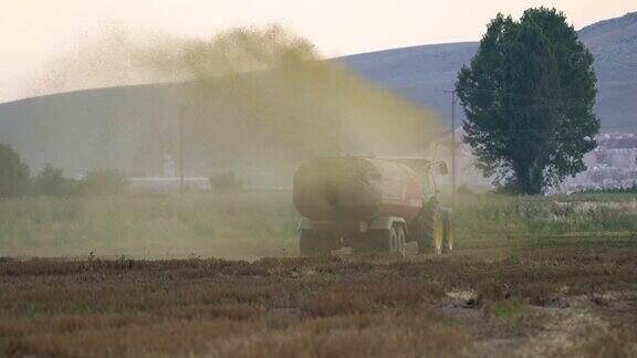 拖拉机在农田施肥