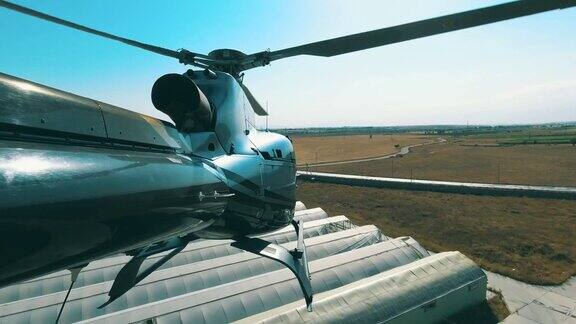 直升机从直升机基地起飞从直升机尾部观看4K