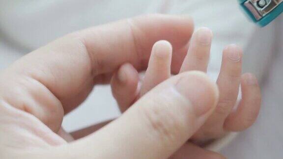 母亲在家给婴儿剪指甲