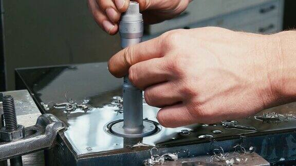 工厂里的工人用游标卡尺测量钢孔