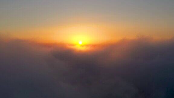 飞机观看飞行穿过高高的云层进入美丽的日落