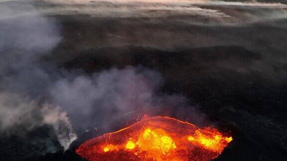 无人机拍摄的冰岛火山裂缝爆发