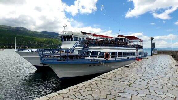 每天游览奥赫里德湖的船只和港口奥赫里德以其被联合国教科文组织列入名录的历史中心和分隔马其顿和阿尔巴尼亚的美丽湖泊而闻名