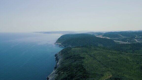 令人惊叹的无人机拍摄的土耳其黑海附近的海岸线和岩石