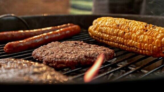 把玉米和肉放在烤架上