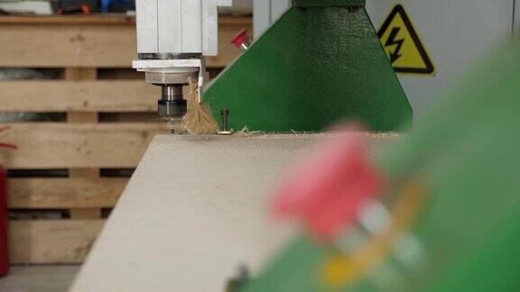 强力木材切割机在木工车间切割胶合板