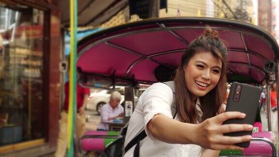 年轻的亚洲游客在泰国唐人街旅游
