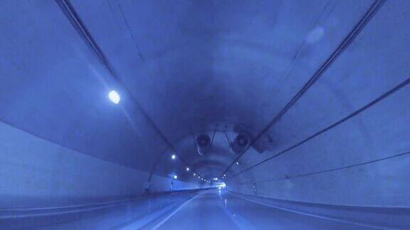 在长隧道中行驶的汽车