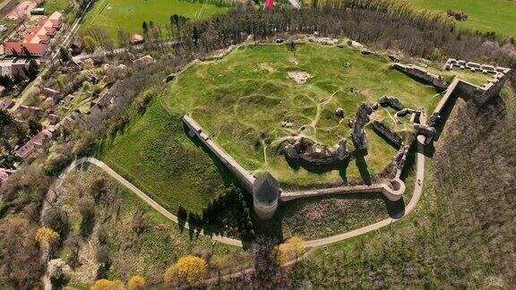 无人机拍摄的匈牙利最古老的石头城堡遗址“诺格拉德城堡”位于诺格拉德县