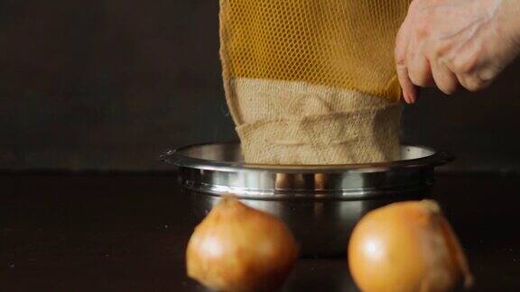 蚕豆放在锅里的水里