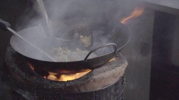 一个男人在做面食的特写镜头泰国曼谷唐人街的街头小吃