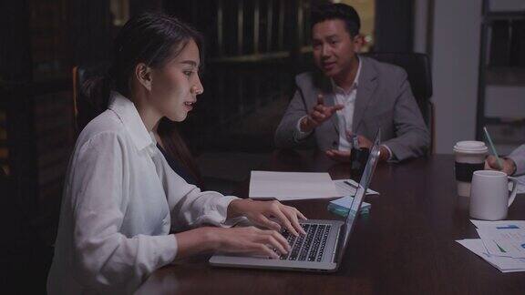 4K分辨率亚洲女商人晚上在办公室开会商业伙伴讨论和头脑风暴计划投资财务分析理念亚洲商业室内生活方式亚洲同事和团队合作理念工作到深夜的理念