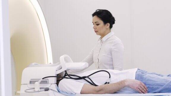 女性控制着磁共振扫描仪的控制板