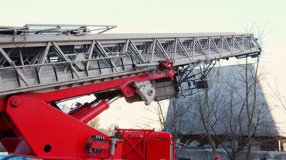消防梯火灾时消防队员在消防车上使用的梯子