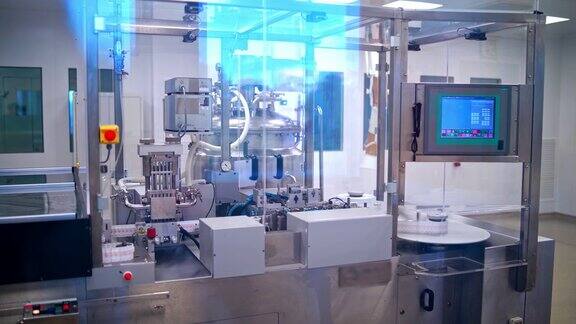 制药厂内的现代化自动化设备