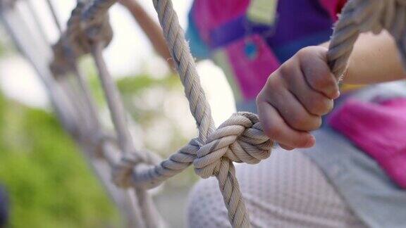 4K亚洲小女孩在公园户外操场攀绳网