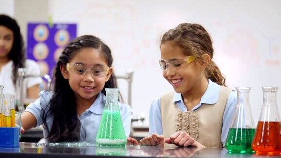 可爱的私立小学STEM学生进行科学实验