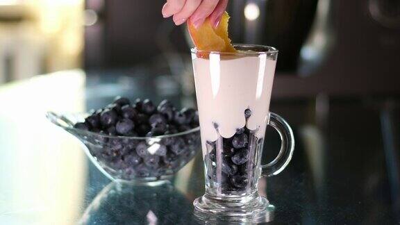 在玻璃杯中倒入粉红色的浆果冰沙健康的夏季饮料浆果奶昔或冰沙