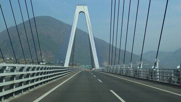 在公路桥上开车中国