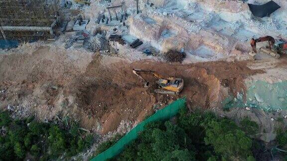 向下看挖掘机正在施工现场工作