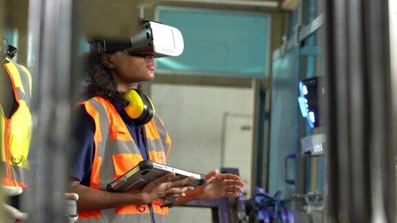 工程师们使用VR眼镜来控制机器手臂在工厂安装