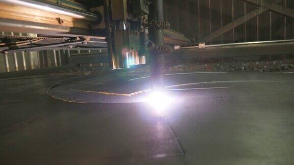 激光切割机在工作等离子切割金属与cnc用钢板制造工件工业金属加工生产在工作间制定细节高精度技术